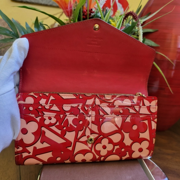 Louis Vuitton Patent Sweet Monogram Sarah Wallet Pomme D'Amour (COA) - Picture 3 of 16
